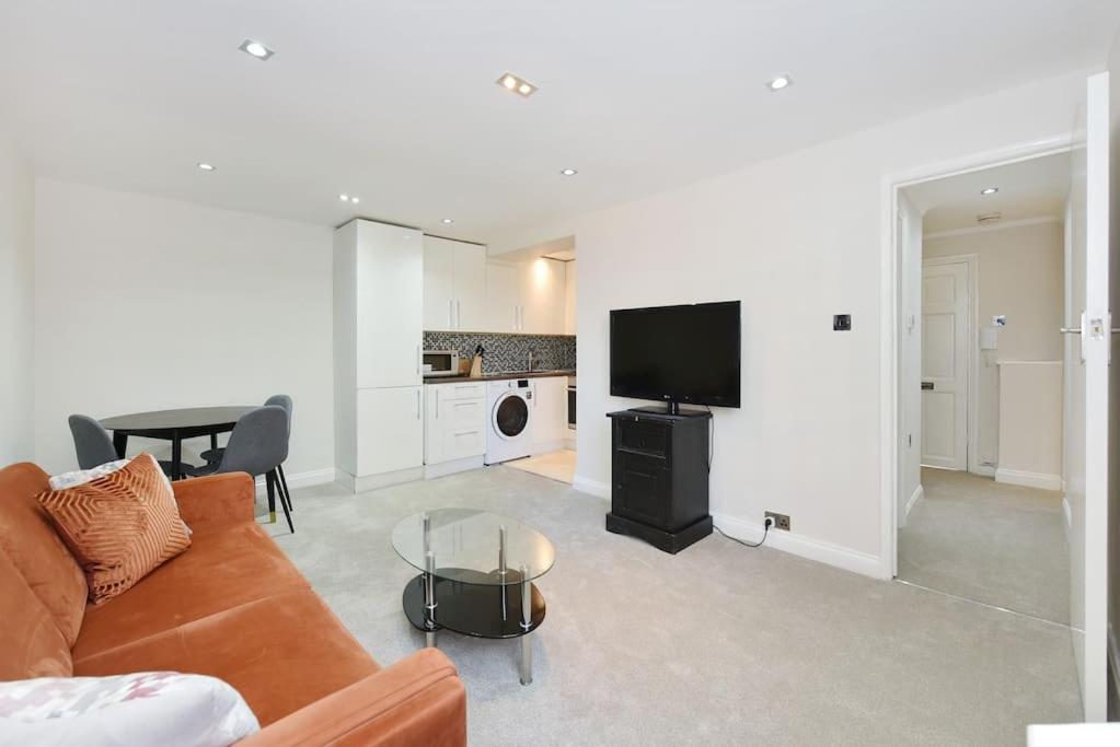 Appartamento Three Bedrooom Flat In Heart Of Londra