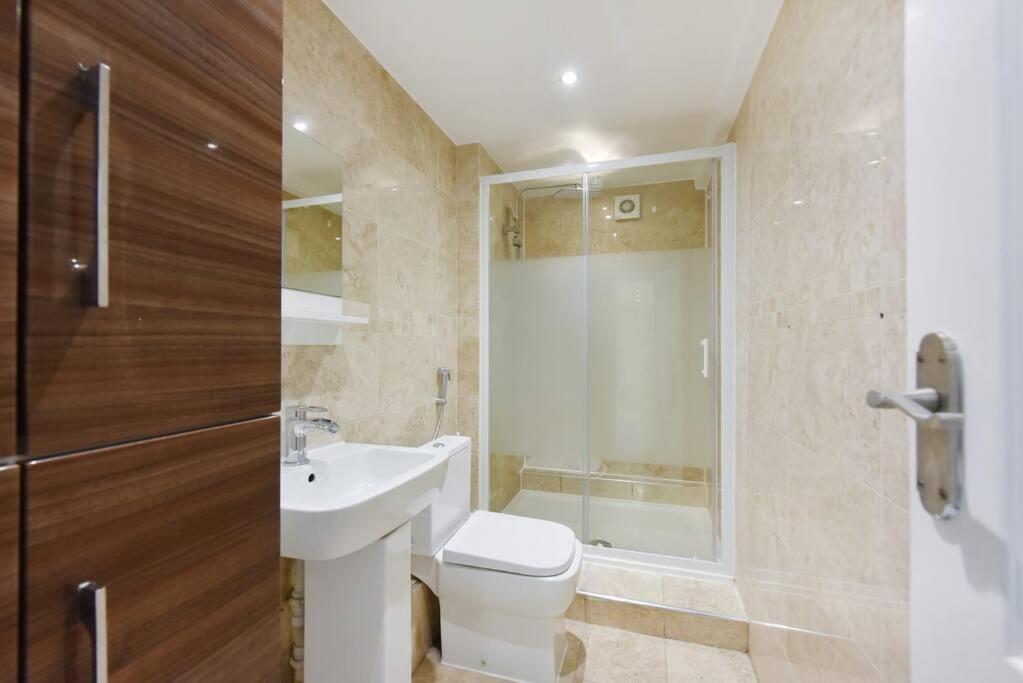 Three Bedrooom Flat In Heart Of Londra