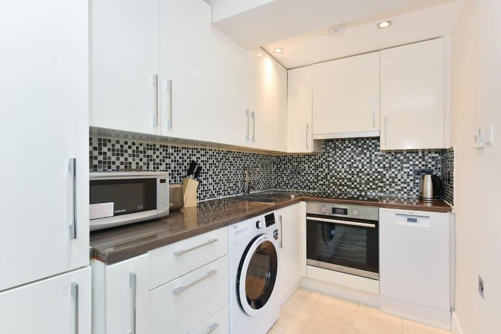Three Bedrooom Flat In Heart Of * Londra